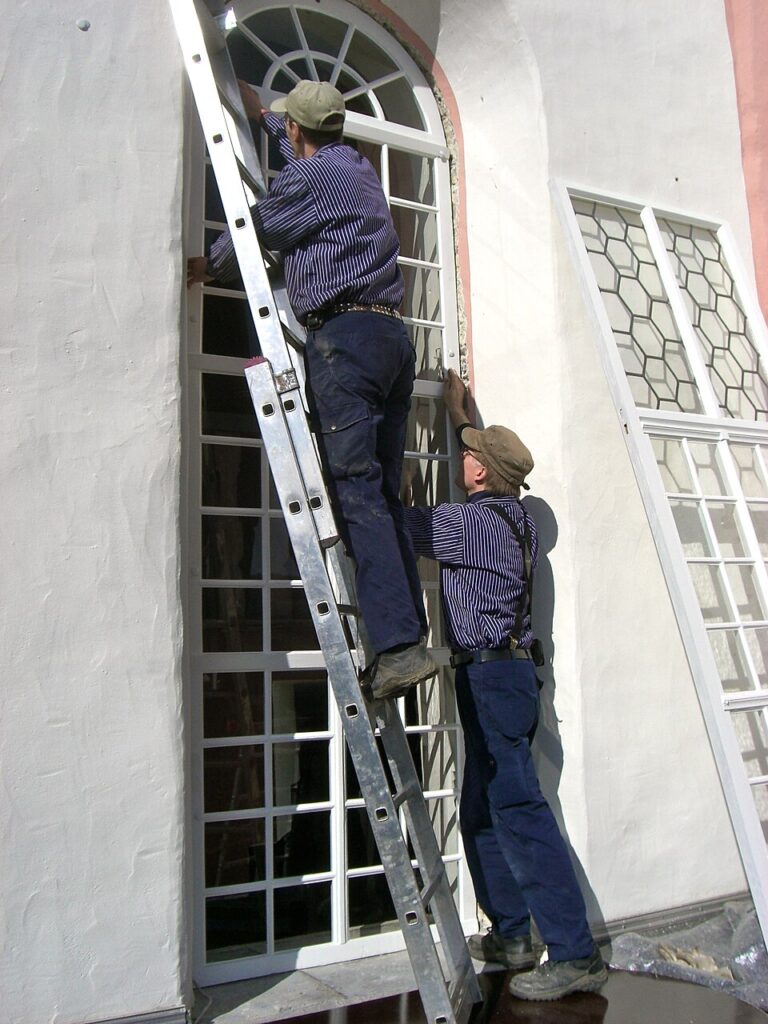 Handwerker beim Fenstereinbau – BLS Bau GmbH