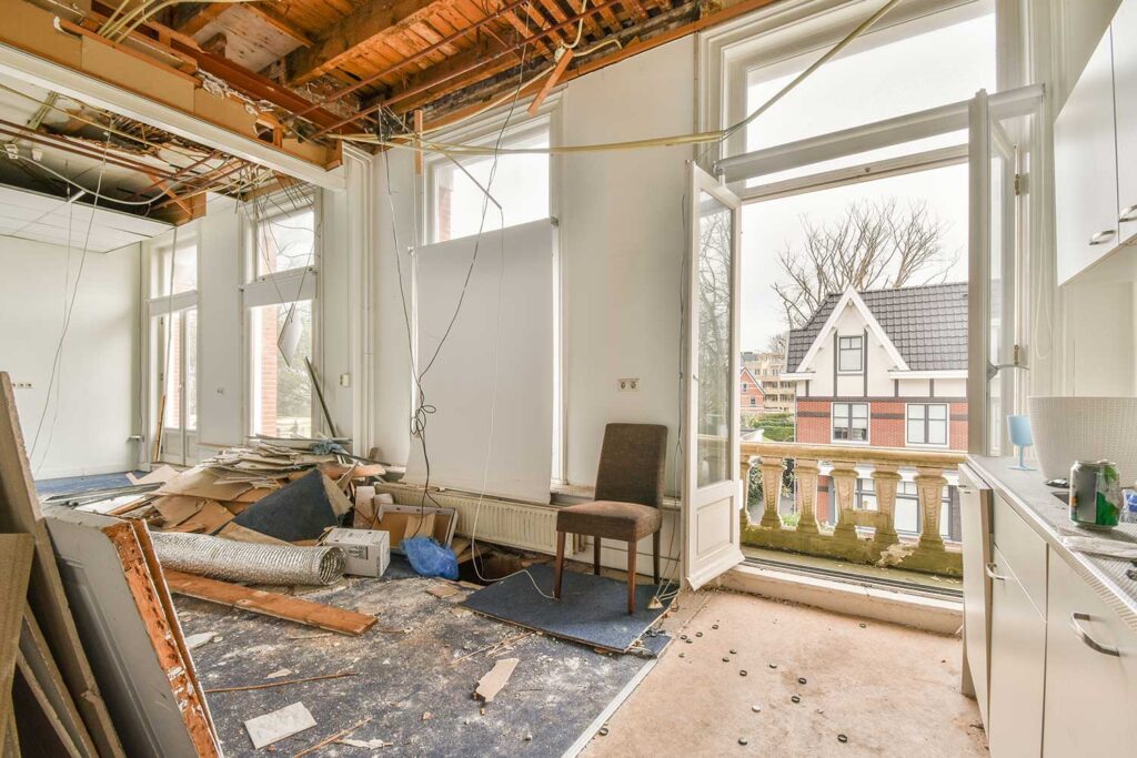 interior-of-empty-room-with-windows-QFFX4SC.jpg